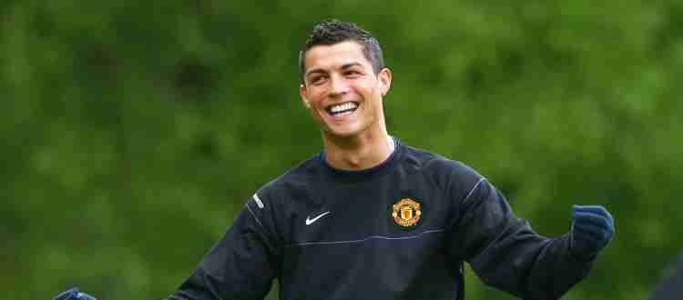 Криштиану Роналду - Португальский футболист, выступающий за английский клуб «Манчестер Юнайтед»