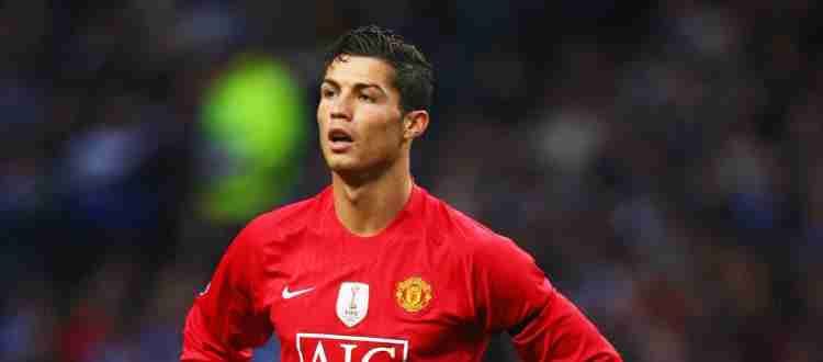 Криштиану Роналду - португальский футболист, выступающий за английский клуб «Манчестер Юнайтед»