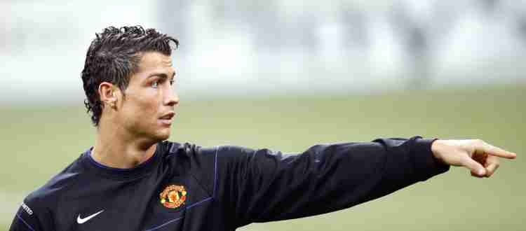 Криштиану Роналду - Португальский футболист, выступающий за английский клуб «Манчестер Юнайтед».