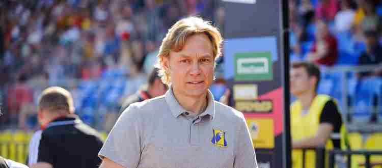 Валерий Карпин - российский футбольный тренер.
