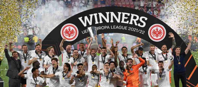Айнтрахт - немецкий профессиональный футбольный клуб, базируется во Франкфурте-на-Майне.