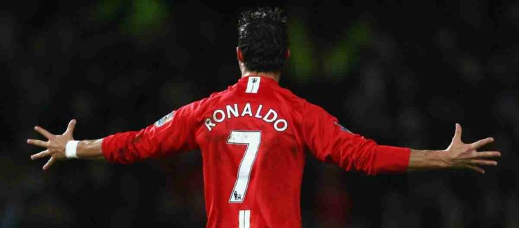 Криштиану Роналду - португальский футболист, выступающий за английский клуб «Манчестер Юнайтед»