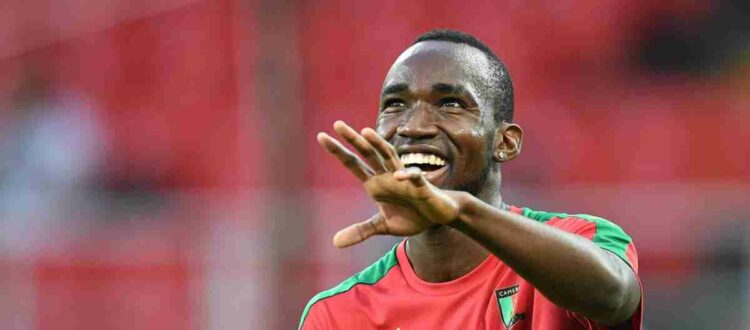 Муми Нгамалё - камерунский футболист, нападающий швейцарского клуба «Янг Бойз»