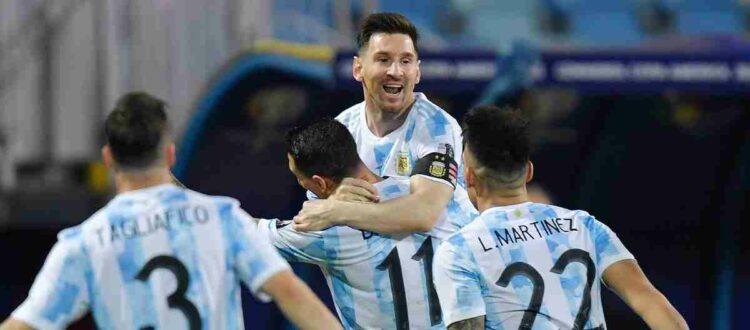 Сборная Аргентины - представляет Аргентину в международных матчах и турнирах по футболу