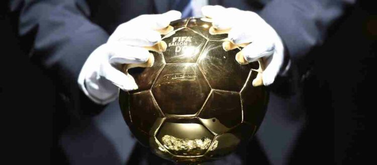 Золотой мяч - ежегодная футбольная награда, присуждаемая лучшему футболисту календарного года