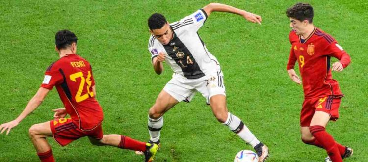 Джамал Мусиала — немецкий футболист, атакующий полузащитник немецкого клуба «Бавария»