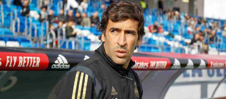 Рауль Гонсалес — испанский футболист, нападающий, тренер