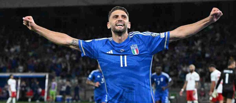 Сборная Италии по футболу - представляет Италию в международных матчах и турнирах по футболу на уровне национальных сборных