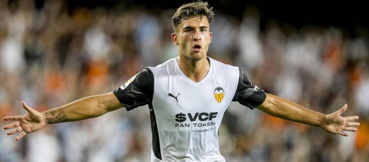Уго Дуро - испанский футболист, нападающий клуба «Валенсия»